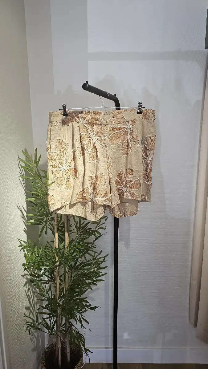 Short brodé