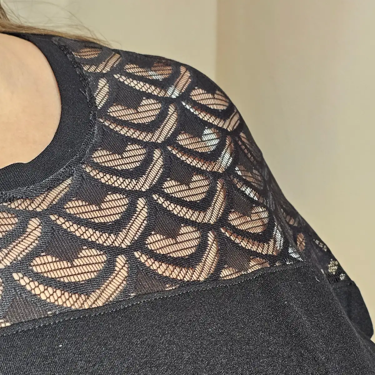 T-shirt ajouré détail dentelle